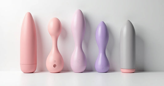 Conjunto de vibradores diferentes em cores suaves sobre fundo branco 