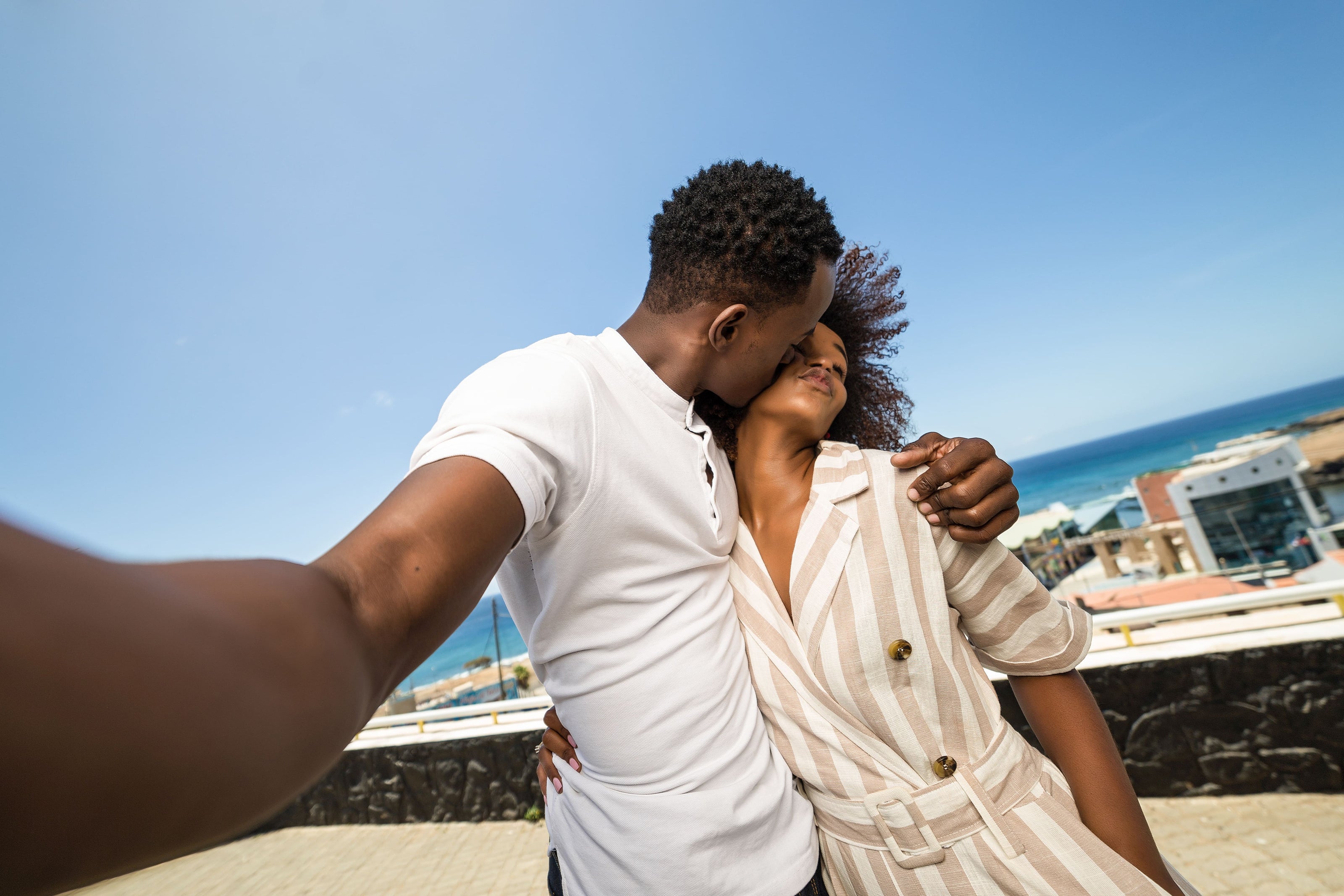 Casal tendo um bom momento na praia